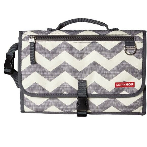 New Skip Hop Pronto Baby Portable Changing Station & Diaper Changing Pad Chevron - Picture 1 of 6